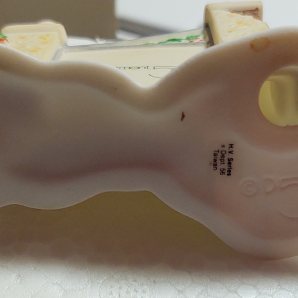 Dept 56 Heritage Village , Village Sign With Snowman, 5572-7 Retired - Picture 4 of 6